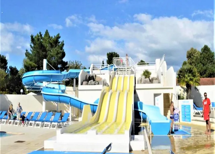 Camping Mobil Proche Du Paradis Des Plages *