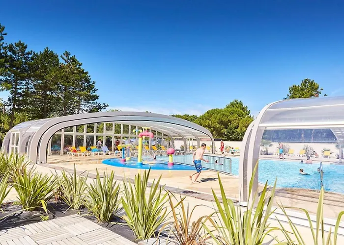 Camping Mobil Proche Du Paradis Des Plages *