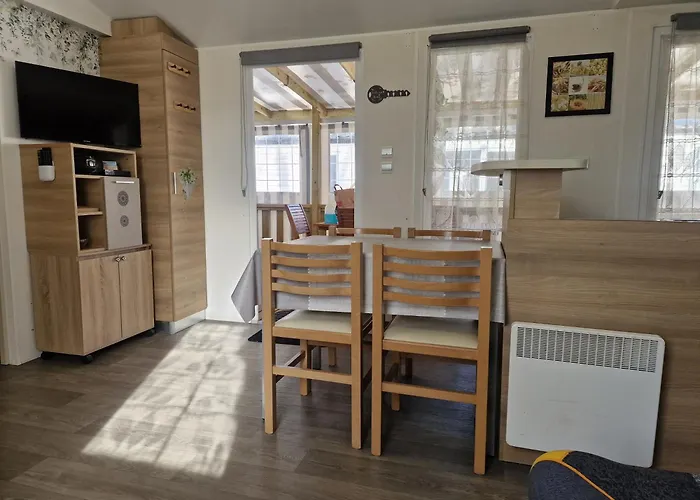 Camping Mobil Proche Du Paradis Des Plages *